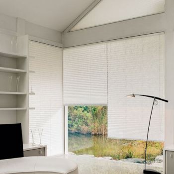 Plissee als Sonnenschutz im Wohnzimmer
